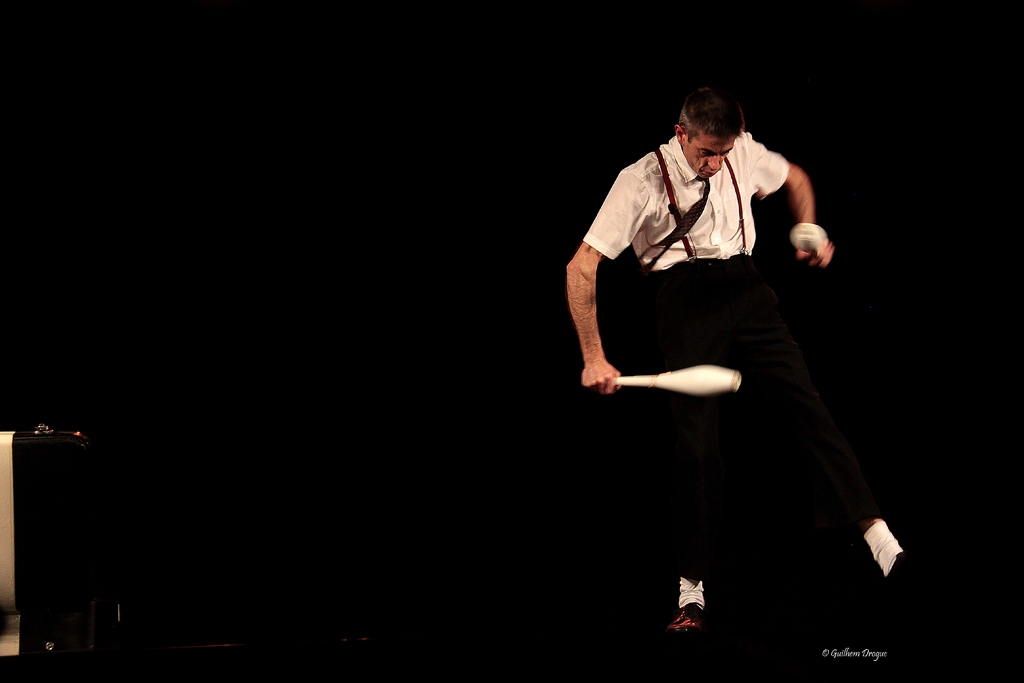 soirée Mimages fait son cirque à Saint-Sylvestre en Ardèche, festival du geste et du Mime, 2018, Mr Fly par Cédric Flahault