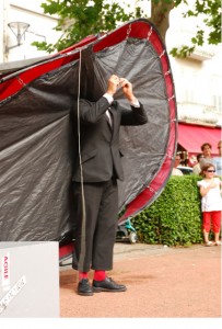 « DEUX SECONDES » (nouvelle création)   Humour Paul Durand, coincé dans un costume étriqué, poursuit son exploration des temps modernes dans ce nouveau spectacle burlesque. Que contiendrait aujourd’hui la boîte de Pandore si ce n’est un de ces nouveaux objets qui ont envahi notre quotidien ? Technologiquement brillant, incroyablement confortable, mais tellement sournois ! Paul Durand va l’apprendre à ses dépens. Interprété par Ivan Chary