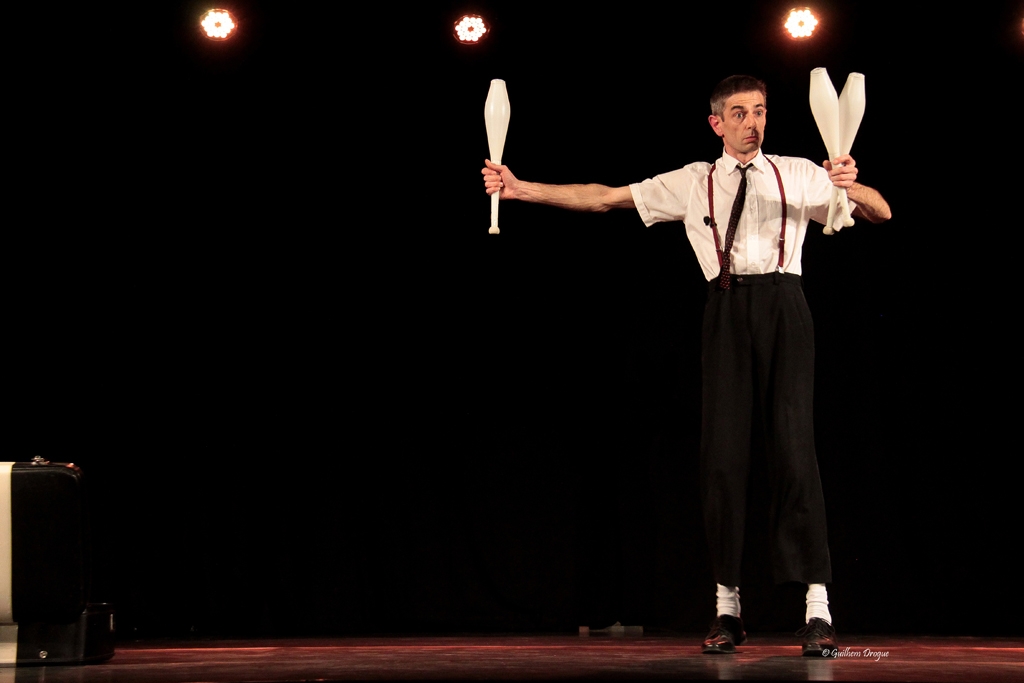 soirée Mimages fait son cirque à Saint-Sylvestre en Ardèche, festival du geste et du Mime, 2018, Mr Fly par Cédric Flahault