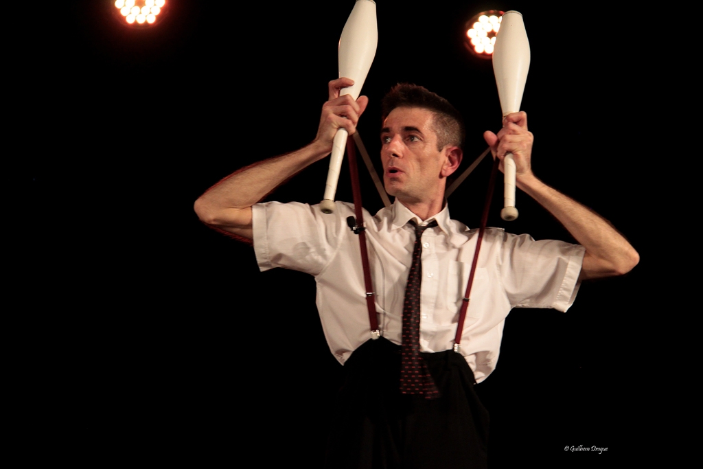 soirée Mimages fait son cirque à Saint-Sylvestre en Ardèche, festival du geste et du Mime, 2018, Mr Fly par Cédric Flahault