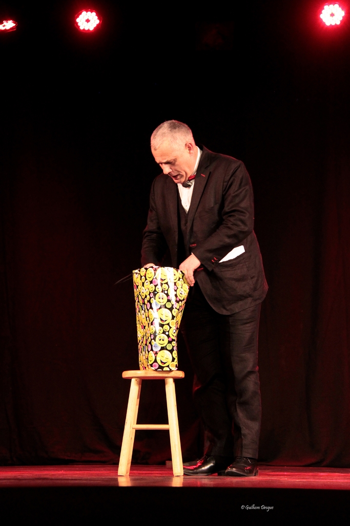 soirée Mimages fait son cirque à Saint-Sylvestre en Ardèche, festival du geste et du Mime, 2018, Thierry Nadalini anime