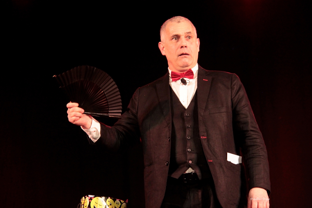 soirée Mimages fait son cirque à Saint-Sylvestre en Ardèche, festival du geste et du Mime, 2018, Thierry Nadalini anime