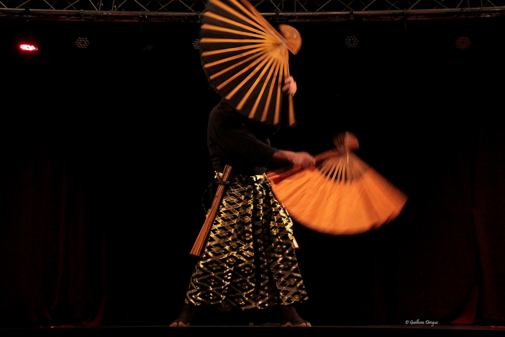 soirée Mimages fait son cirque à Saint-Sylvestre en Ardèche, festival du geste et du Mime, 2018, compagnie Shintai Jonglo