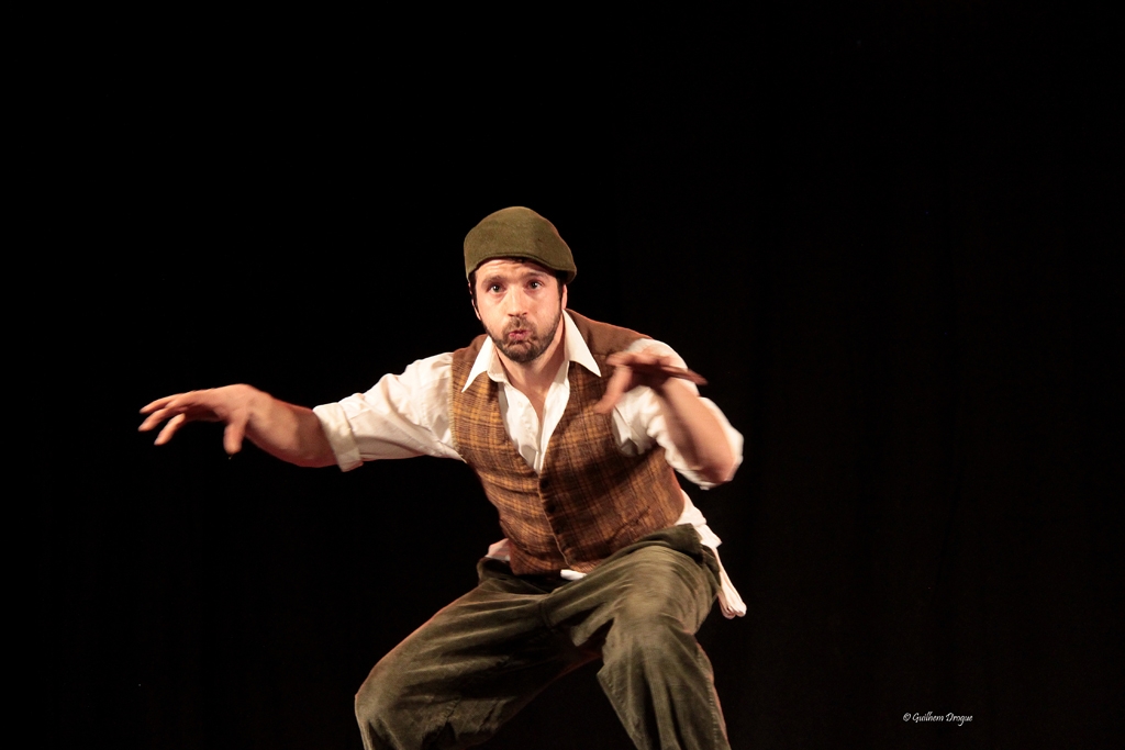 soirée Mimages fait son cirque à Saint-Sylvestre en Ardèche, festival du geste et du Mime, 2018, Pochtromorphose par la compagnie la vrille