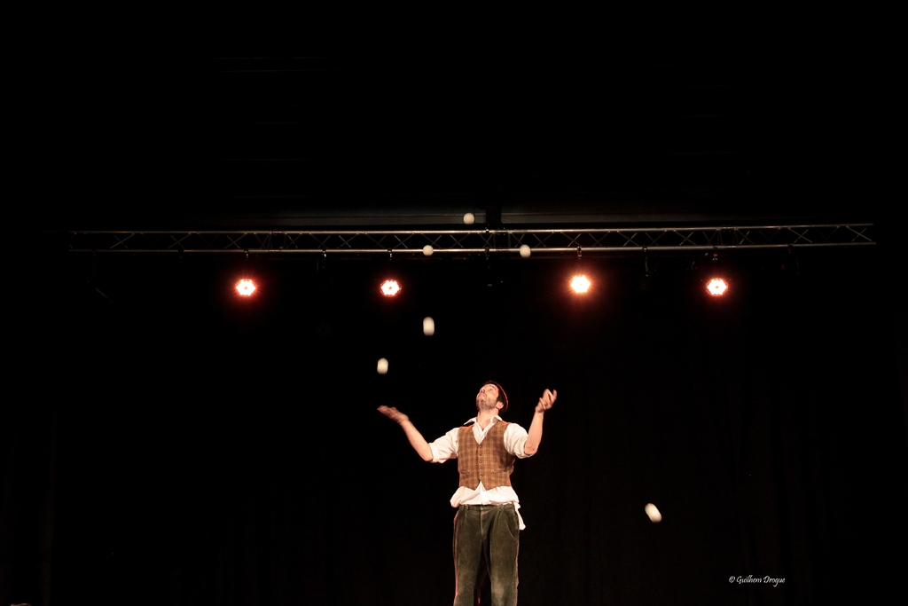 soirée Mimages fait son cirque à Saint-Sylvestre en Ardèche, festival du geste et du Mime, 2018, Pochtromorphose par la compagnie la vrille