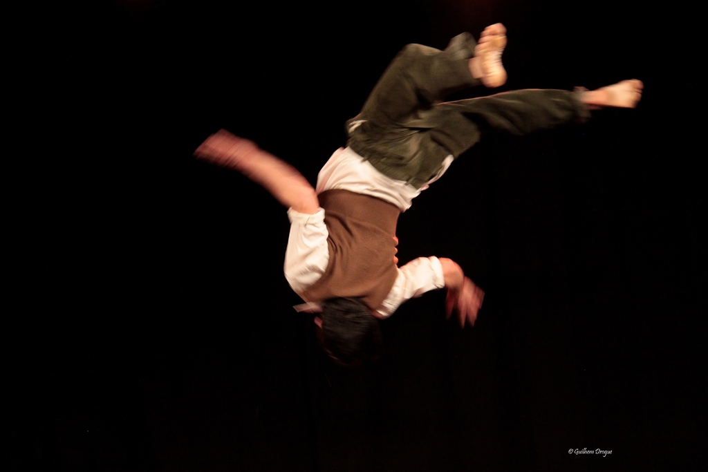 soirée Mimages fait son cirque à Saint-Sylvestre en Ardèche, festival du geste et du Mime, 2018, Pochtromorphose par la compagnie la vrille