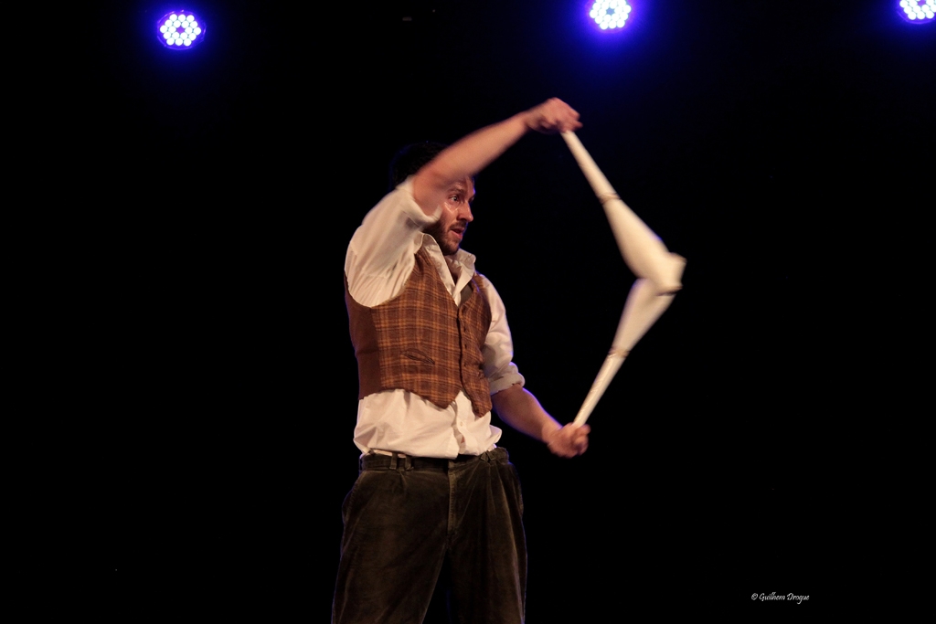 soirée Mimages fait son cirque à Saint-Sylvestre en Ardèche, festival du geste et du Mime, 2018, Pochtromorphose par la compagnie la vrille