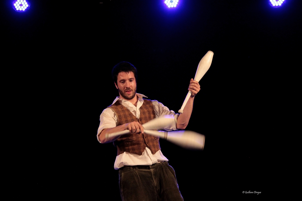 soirée Mimages fait son cirque à Saint-Sylvestre en Ardèche, festival du geste et du Mime, 2018, Pochtromorphose par la compagnie la vrille