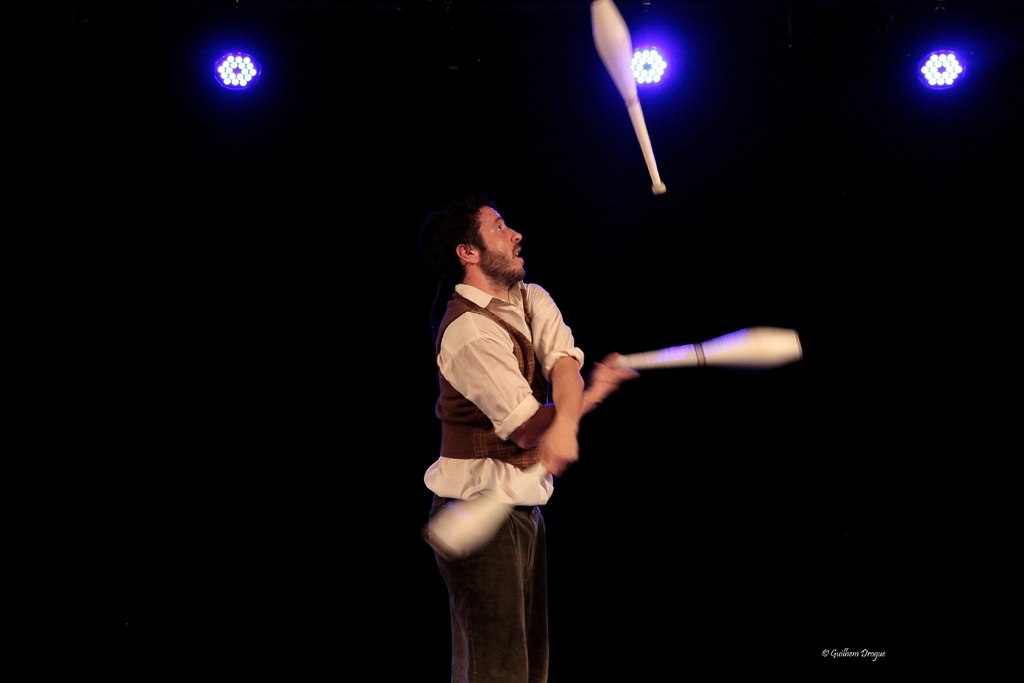 soirée Mimages fait son cirque à Saint-Sylvestre en Ardèche, festival du geste et du Mime, 2018, Pochtromorphose par la compagnie la vrille