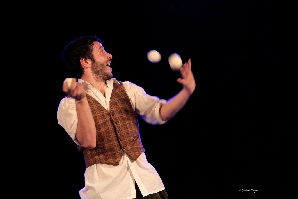 soirée Mimages fait son cirque à Saint-Sylvestre en Ardèche, festival du geste et du Mime, 2018, Pochtromorphose par la compagnie la vrille