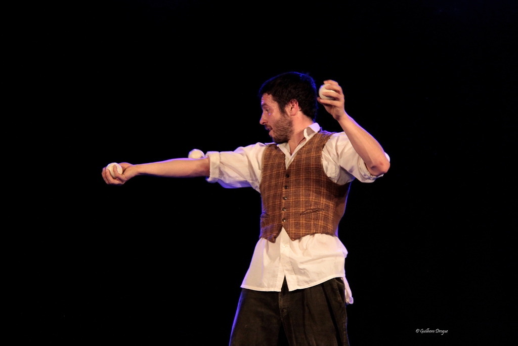 soirée Mimages fait son cirque à Saint-Sylvestre en Ardèche, festival du geste et du Mime, 2018, Pochtromorphose par la compagnie la vrille