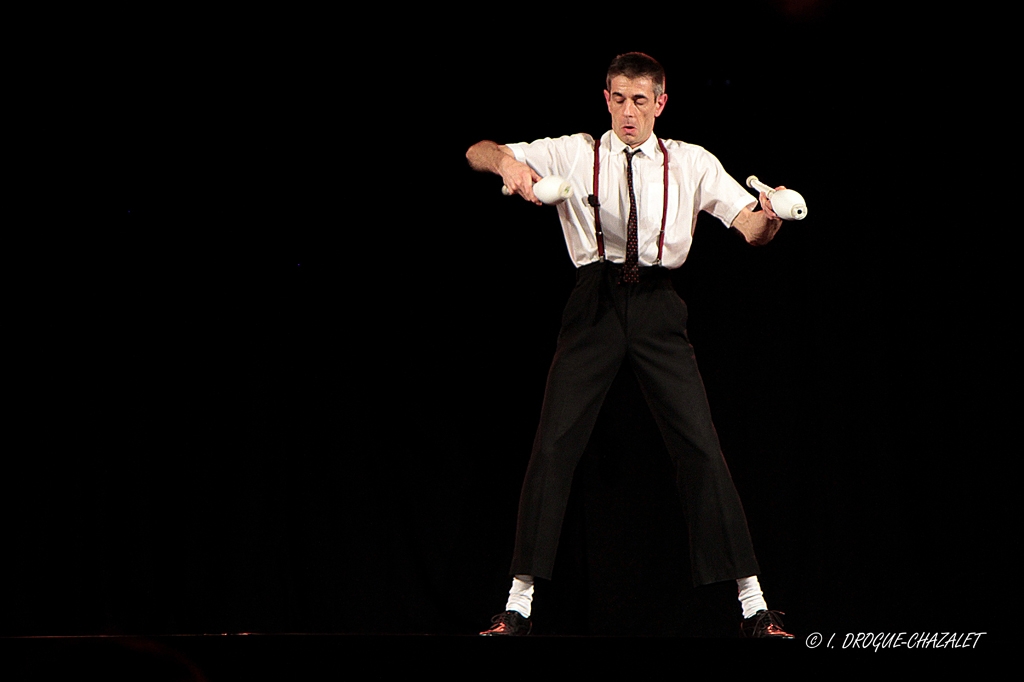 soirée Mimages fait son cirque à Saint-Sylvestre en Ardèche, festival du geste et du Mime, 2018, Mr Fly par Cédric Flahault