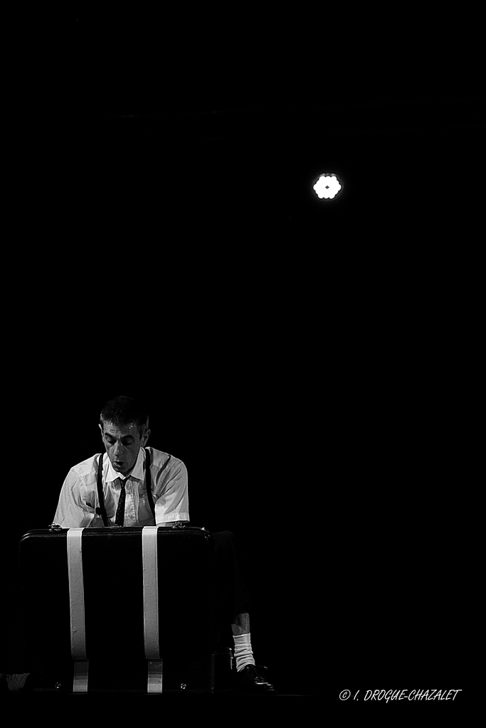 soirée Mimages fait son cirque à Saint-Sylvestre en Ardèche, festival du geste et du Mime, 2018, Mr Fly par Cédric Flahault