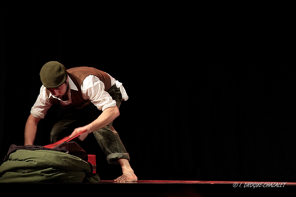 soirée Mimages fait son cirque à Saint-Sylvestre en Ardèche, festival du geste et du Mime, 2018, Pochtromorphose par la compagnie la Vrille