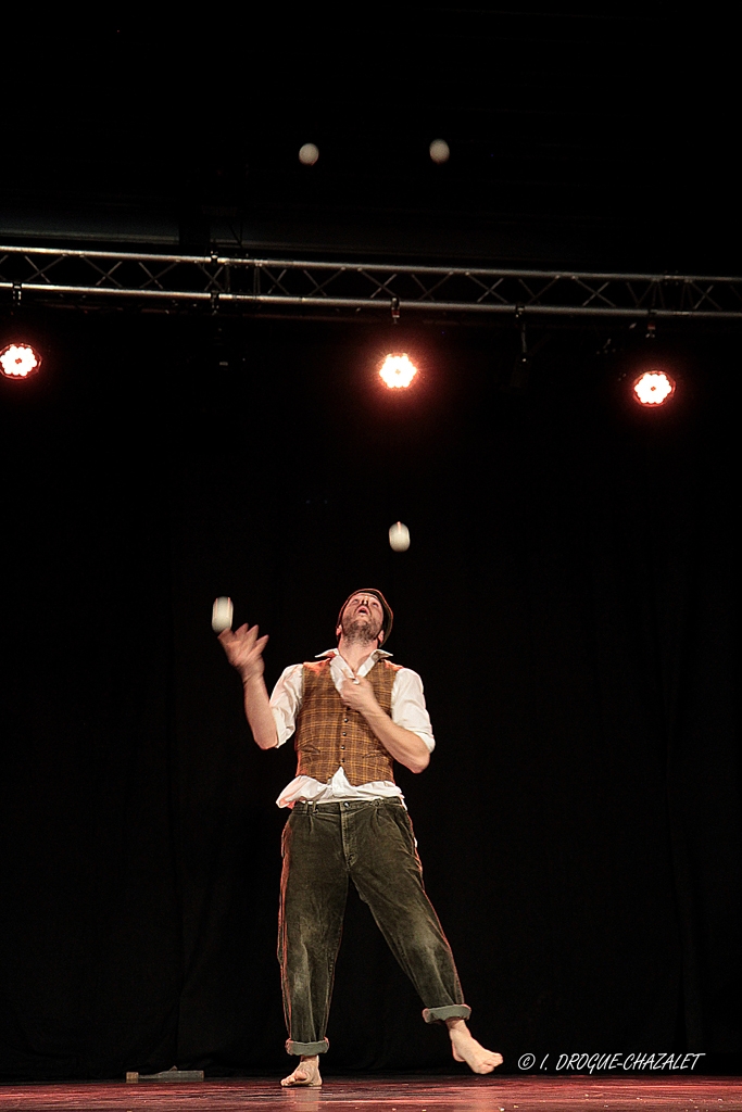 soirée Mimages fait son cirque à Saint-Sylvestre en Ardèche, festival du geste et du Mime, 2018, Pochtromorphose par la compagnie la Vrille