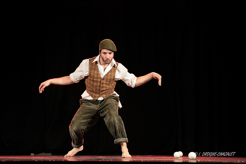 soirée Mimages fait son cirque à Saint-Sylvestre en Ardèche, festival du geste et du Mime, 2018, Pochtromorphose par la compagnie la Vrille