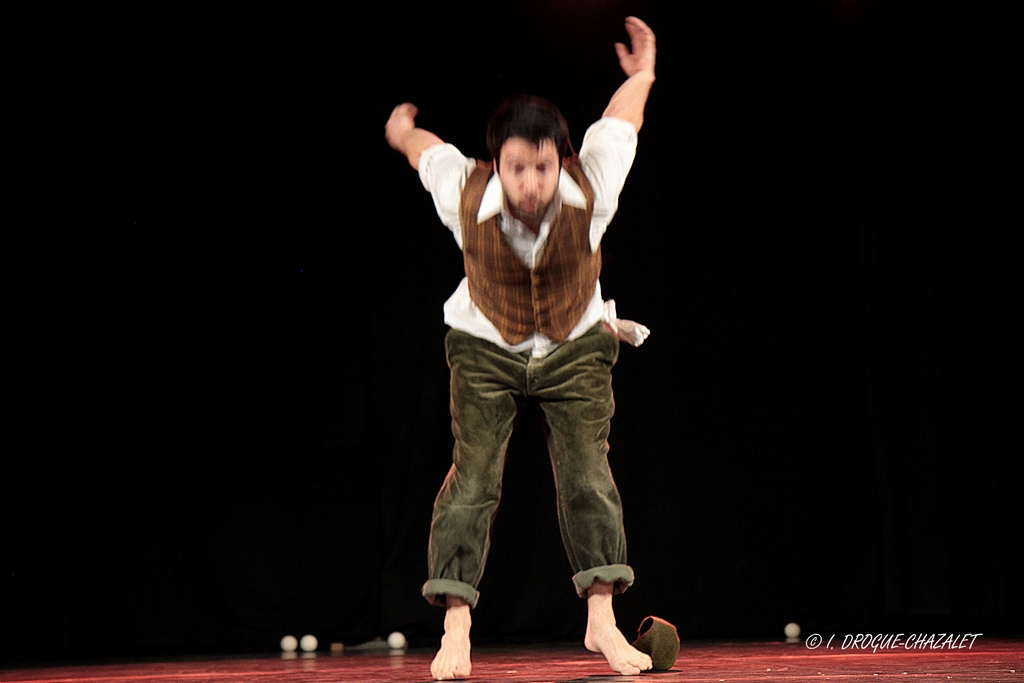 soirée Mimages fait son cirque à Saint-Sylvestre en Ardèche, festival du geste et du Mime, 2018, Pochtromorphose par la compagnie la Vrille