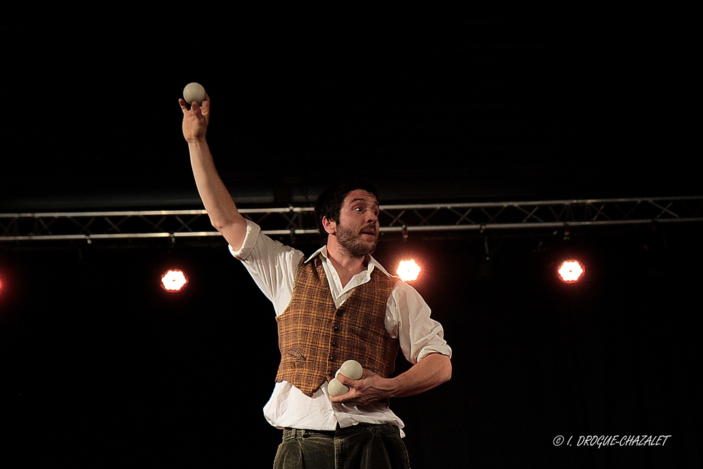 soirée Mimages fait son cirque à Saint-Sylvestre en Ardèche, festival du geste et du Mime, 2018, Pochtromorphose par la compagnie la Vrille