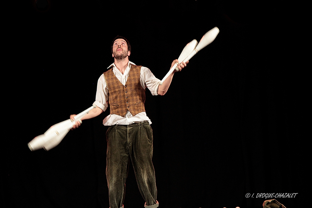 soirée Mimages fait son cirque à Saint-Sylvestre en Ardèche, festival du geste et du Mime, 2018, Pochtromorphose par la compagnie la Vrille