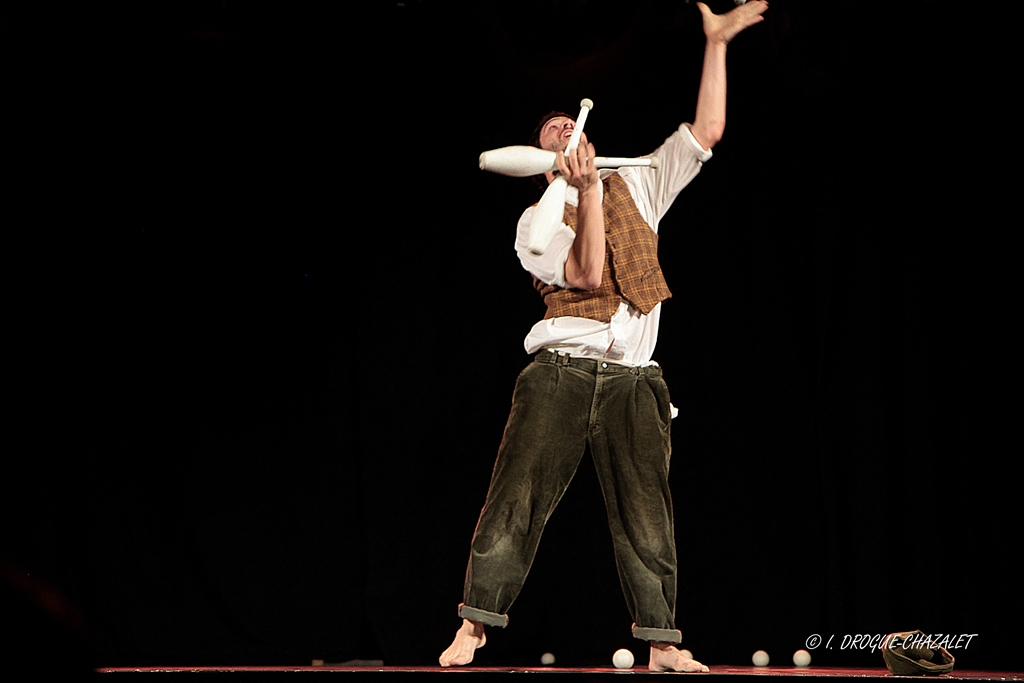 soirée Mimages fait son cirque à Saint-Sylvestre en Ardèche, festival du geste et du Mime, 2018, Pochtromorphose par la compagnie la Vrille