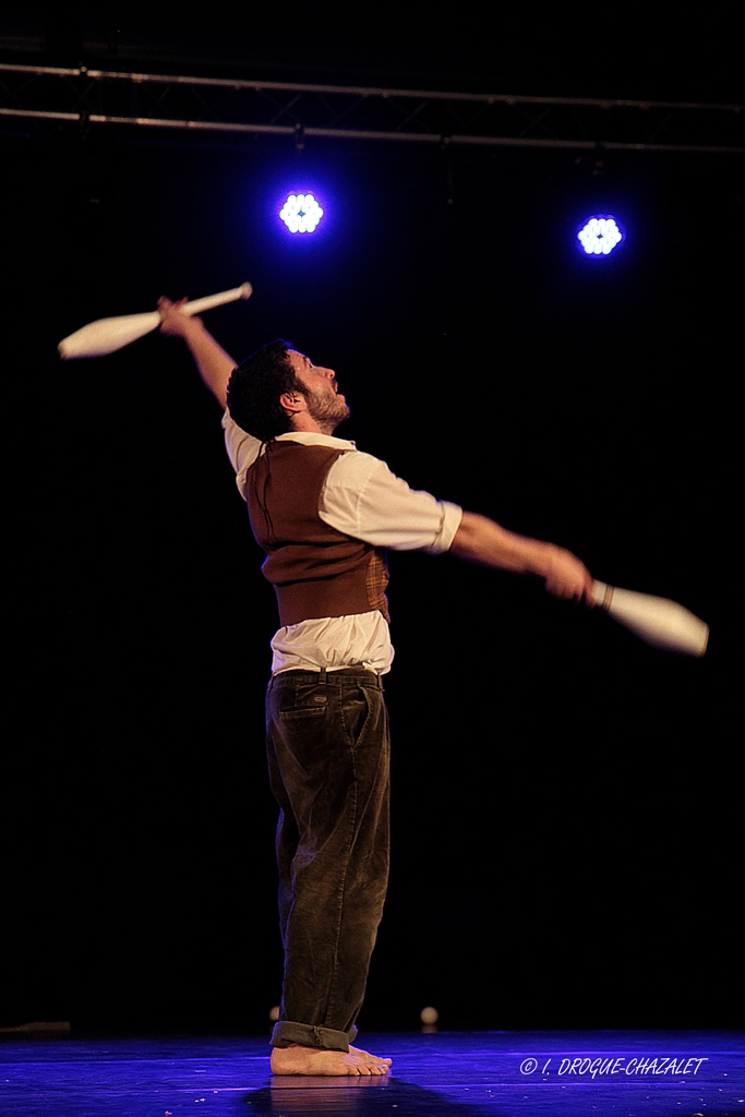 soirée Mimages fait son cirque à Saint-Sylvestre en Ardèche, festival du geste et du Mime, 2018, Pochtromorphose par la compagnie la Vrille
