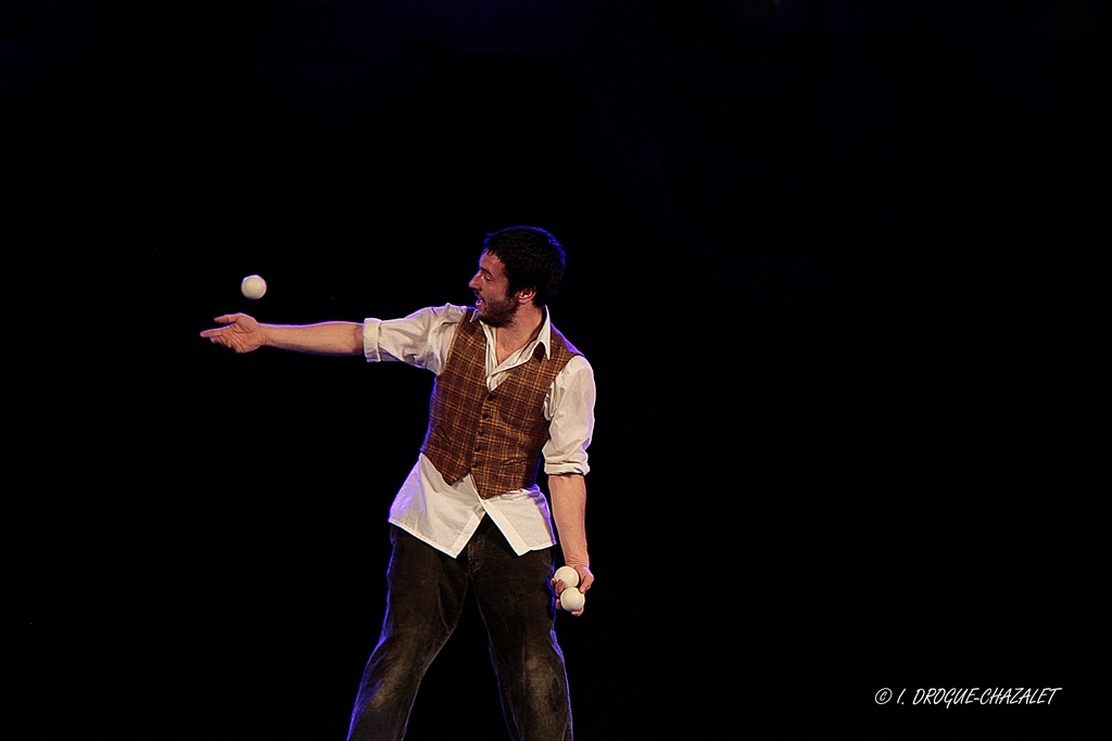 soirée Mimages fait son cirque à Saint-Sylvestre en Ardèche, festival du geste et du Mime, 2018, Pochtromorphose par la compagnie la Vrille