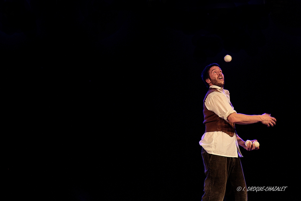 soirée Mimages fait son cirque à Saint-Sylvestre en Ardèche, festival du geste et du Mime, 2018, Pochtromorphose par la compagnie la Vrille