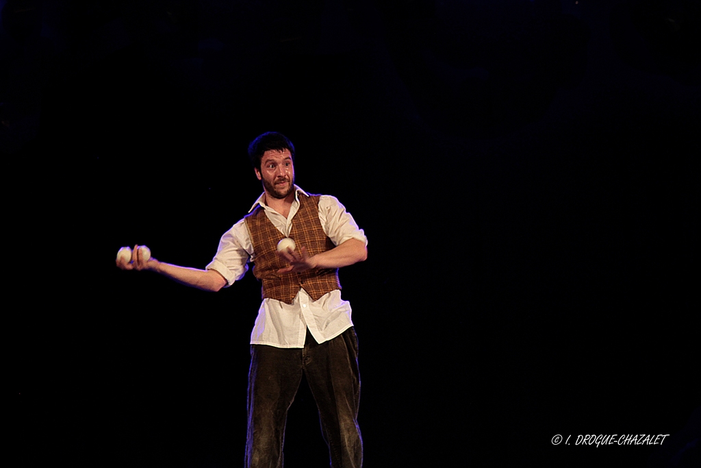 soirée Mimages fait son cirque à Saint-Sylvestre en Ardèche, festival du geste et du Mime, 2018, Pochtromorphose par la compagnie la Vrille