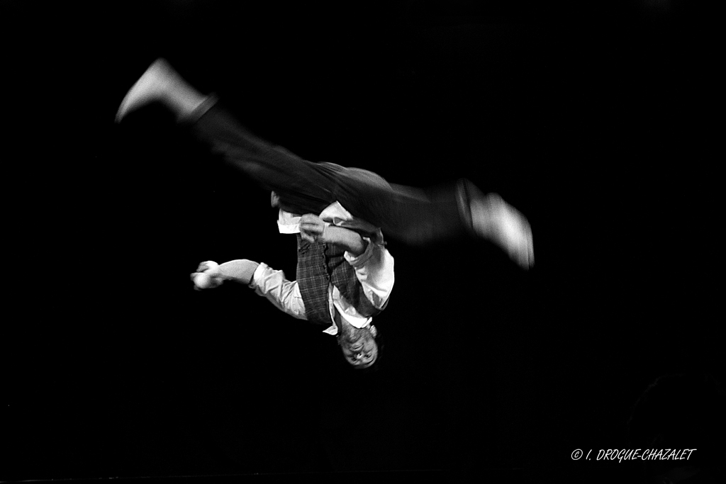 soirée Mimages fait son cirque à Saint-Sylvestre en Ardèche, festival du geste et du Mime, 2018, Pochtromorphose par la compagnie la Vrille