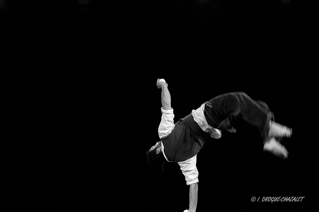 soirée Mimages fait son cirque à Saint-Sylvestre en Ardèche, festival du geste et du Mime, 2018, Pochtromorphose par la compagnie la Vrille