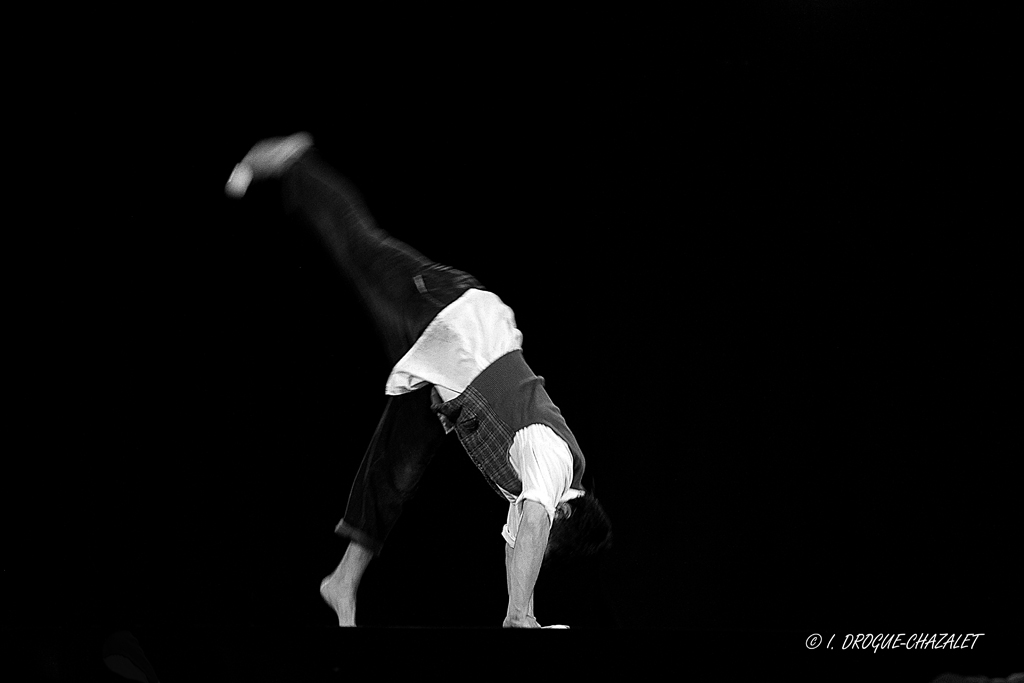 soirée Mimages fait son cirque à Saint-Sylvestre en Ardèche, festival du geste et du Mime, 2018, Pochtromorphose par la compagnie la Vrille