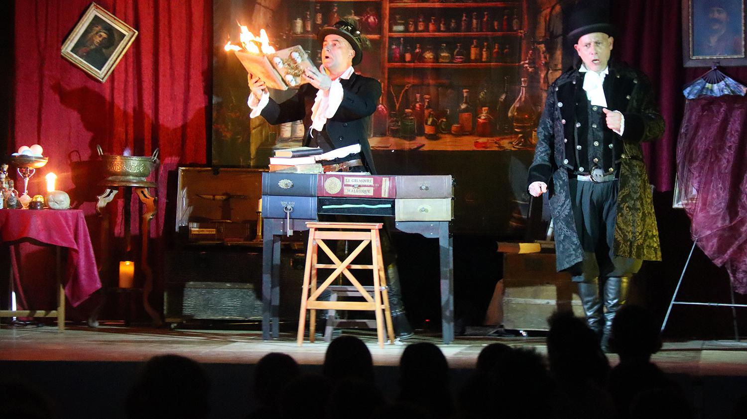 Spectacle de la compagnie Zinzoline, "la guilde des enchanteurs"