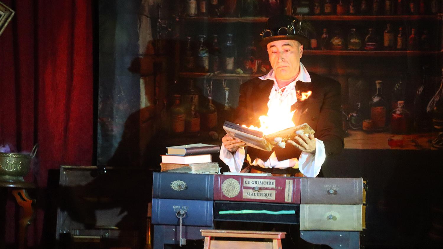 Spectacle de la compagnie Zinzoline, "la guilde des enchanteurs"