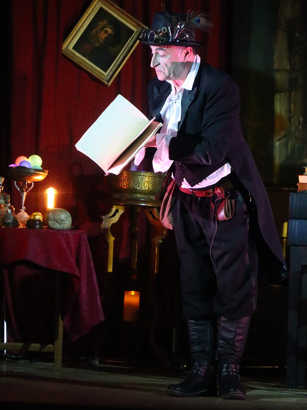 Spectacle de la compagnie Zinzoline, "la guilde des enchanteurs"