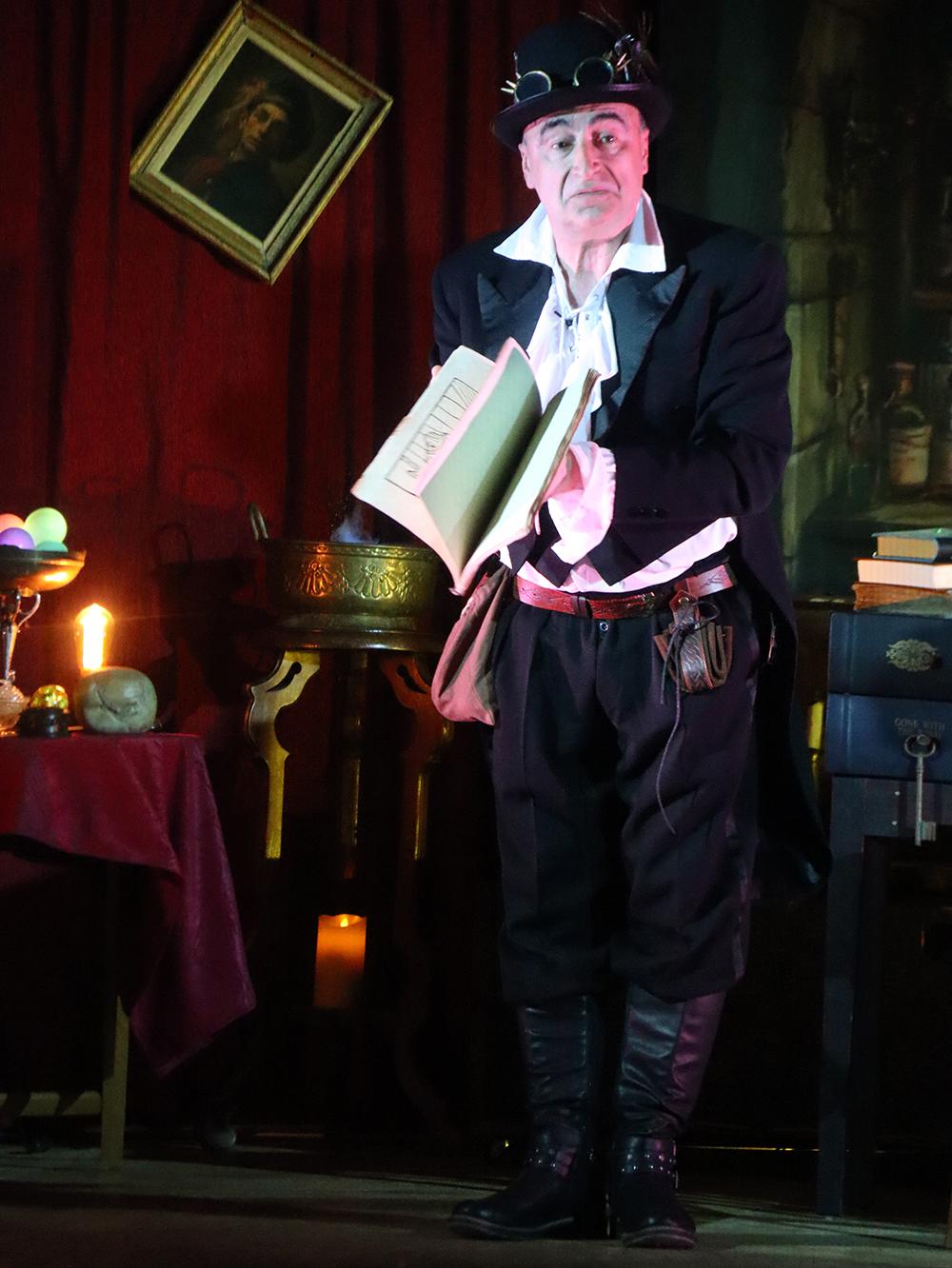 Spectacle de la compagnie Zinzoline, "la guilde des enchanteurs"
