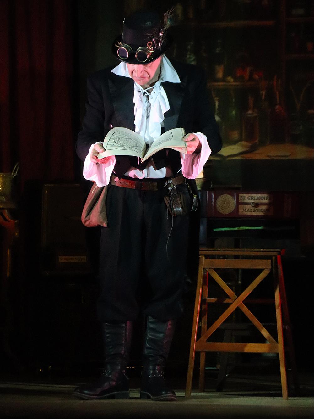 Spectacle de la compagnie Zinzoline, "la guilde des enchanteurs"