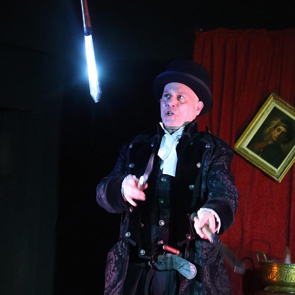 Spectacle de la compagnie Zinzoline, "la guilde des enchanteurs"