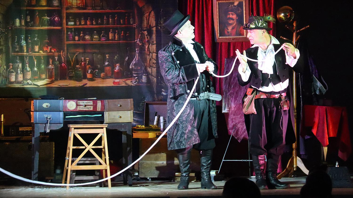 Spectacle de la compagnie Zinzoline, "la guilde des enchanteurs"